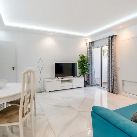 Bright 1bdr Flat In By Lovelystay Διαμέρισμα