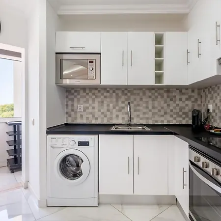 Bright 1bdr Flat In By Lovelystay Αλμπουφέιρα