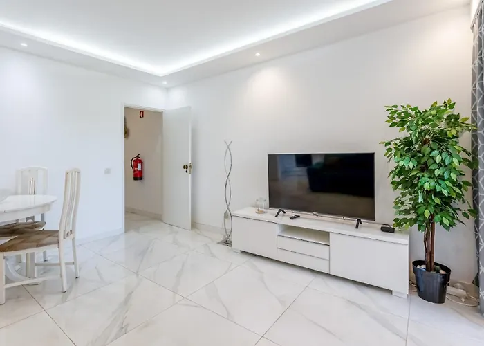 Bright 1bdr Flat In By Lovelystay Албуфейра