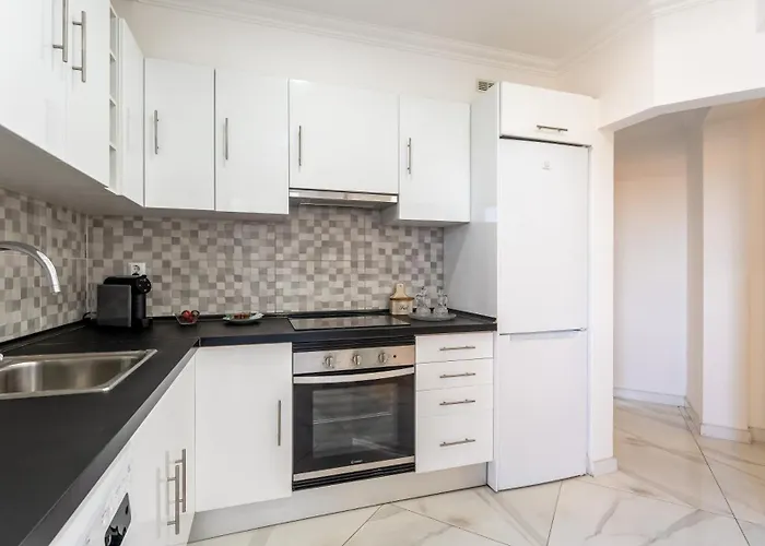 아파트 Bright 1bdr Flat In By Lovelystay