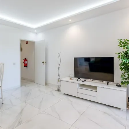 Bright 1bdr Flat In By Lovelystay אלבופיירה