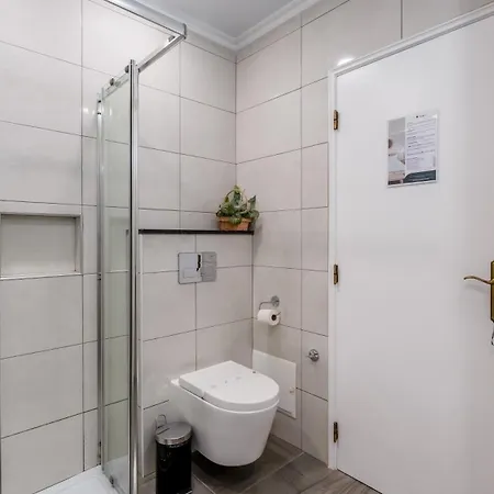 Bright 1bdr Flat In By Lovelystay דירה אלבופיירה